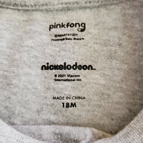 K1298 * Pinkfong Baby Shark Christmas Tee Gray Size 18M - Picture 4 of 7